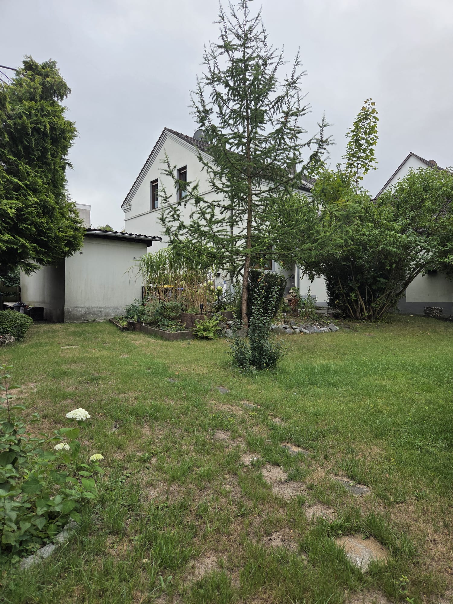 VORANKÜNDIGUNG: Doppelhaus- Hälfte mit großem Grundstück