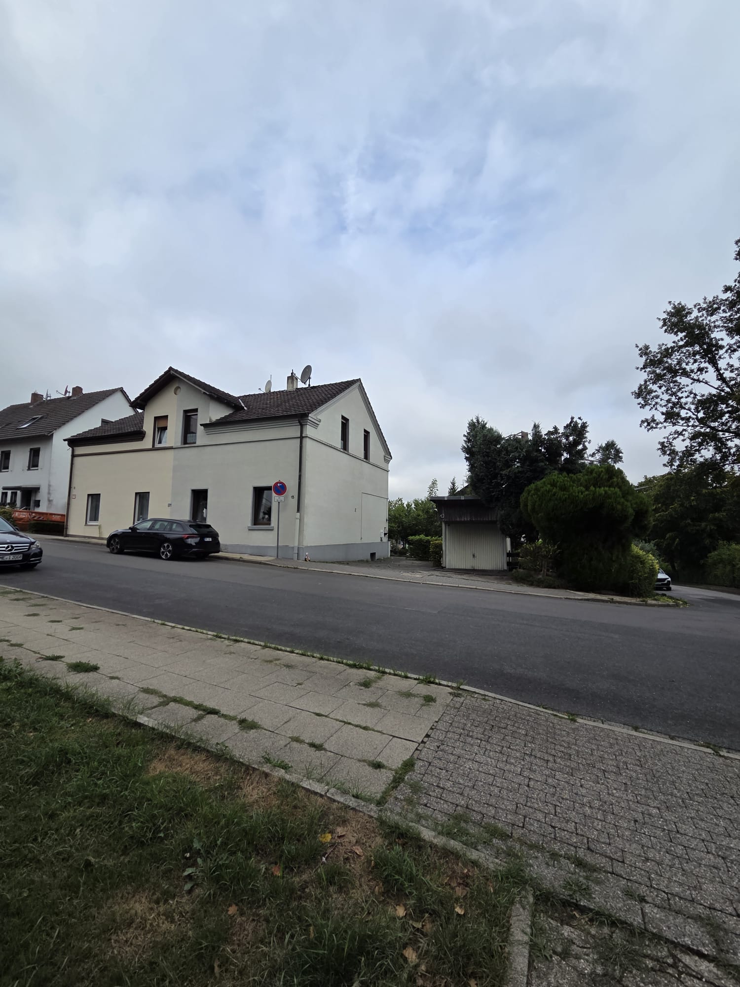 VORANKÜNDIGUNG: Doppelhaus- Hälfte mit großem Grundstück