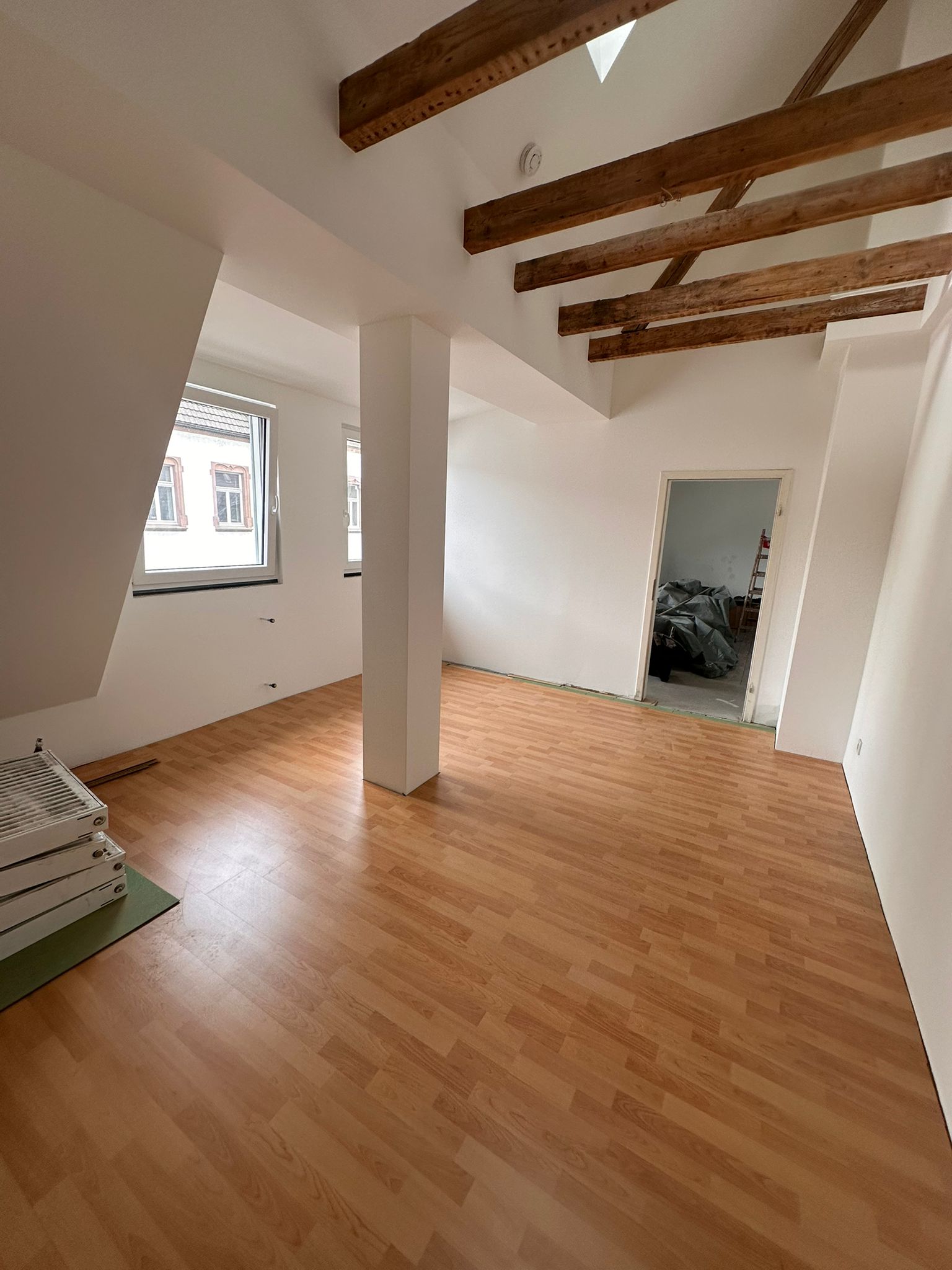 Charmante 4-Zimmer-Altbauwohnung im Amtsgerichtsviertel von Duisburg-Ruhrort: Wohnung 4 im DG