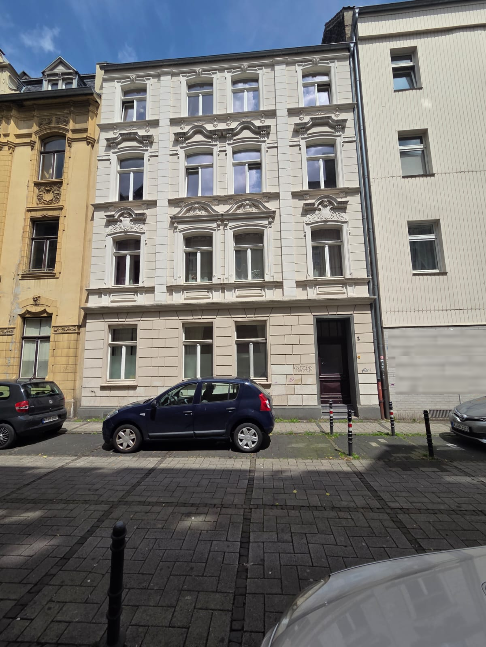 Kernsaniertes Gründerzeit-Mehrfamilienhaus in Köln-Mülheim – vollständig vermietet und als attraktive Kapitalanlage positioniert. 