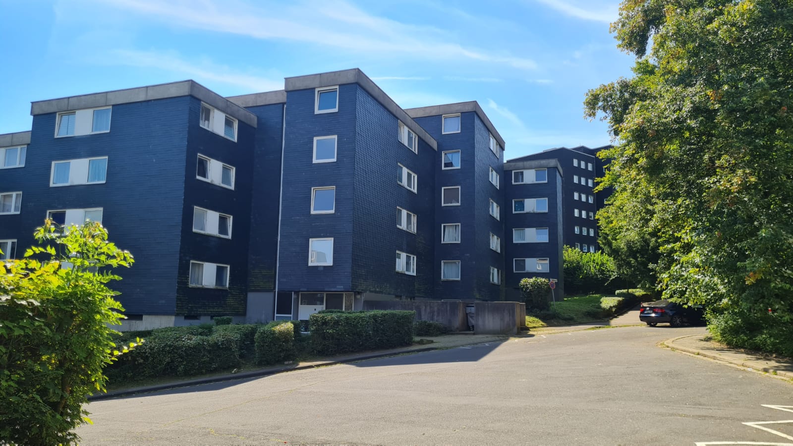 Acht Mehrfamilienhäuser als Paket